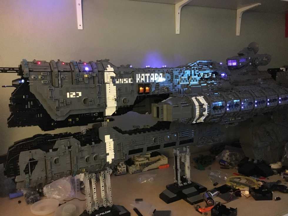 Фанат Halo построил фрегат из 25,000 блоков LEGO