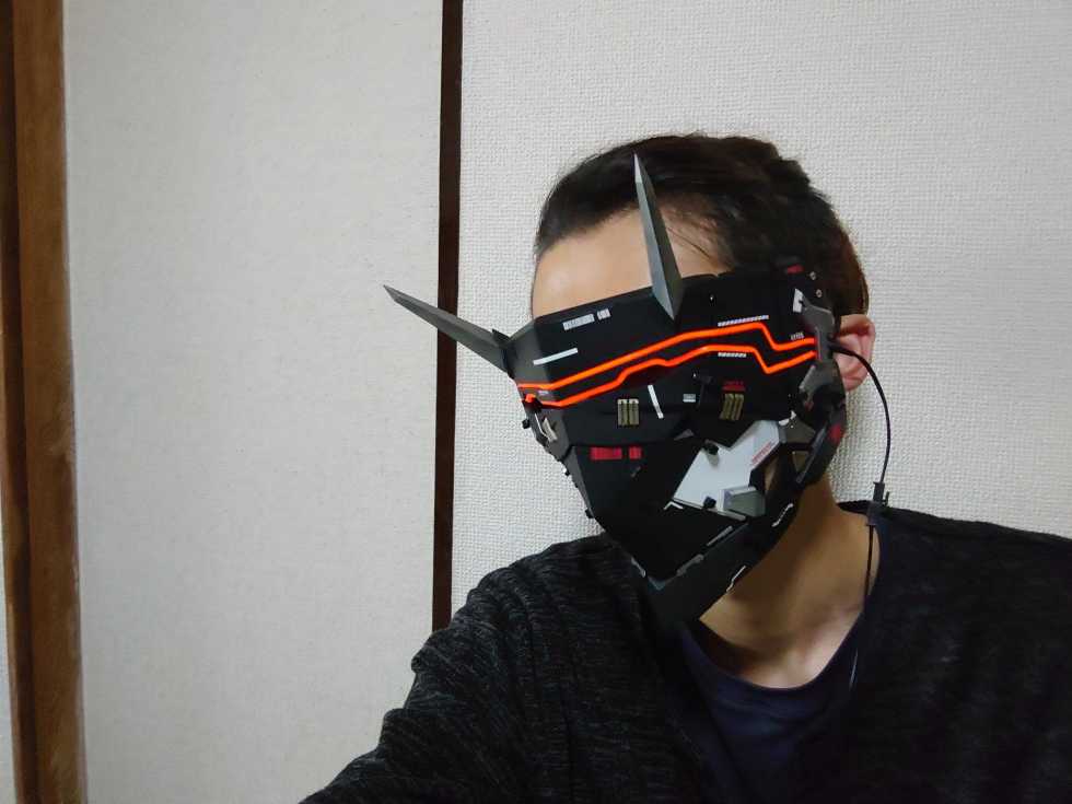 Взгляните на стильную маску для лица в стиле киберпанка