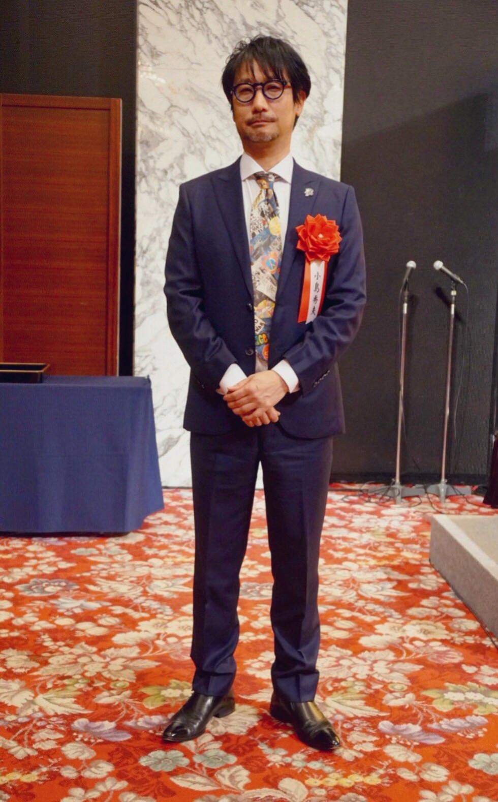 Фото: Кодзима в костюме на вручении награды японской академии искусств