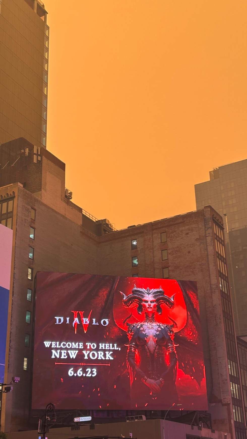 Нью-Йорк заволокло смогом, билборд с Diablo IV получился угрожающим