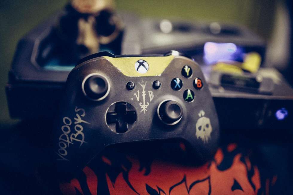 Взгляните на уникальную Xbox One X в стиле одной из группировок Cyberp