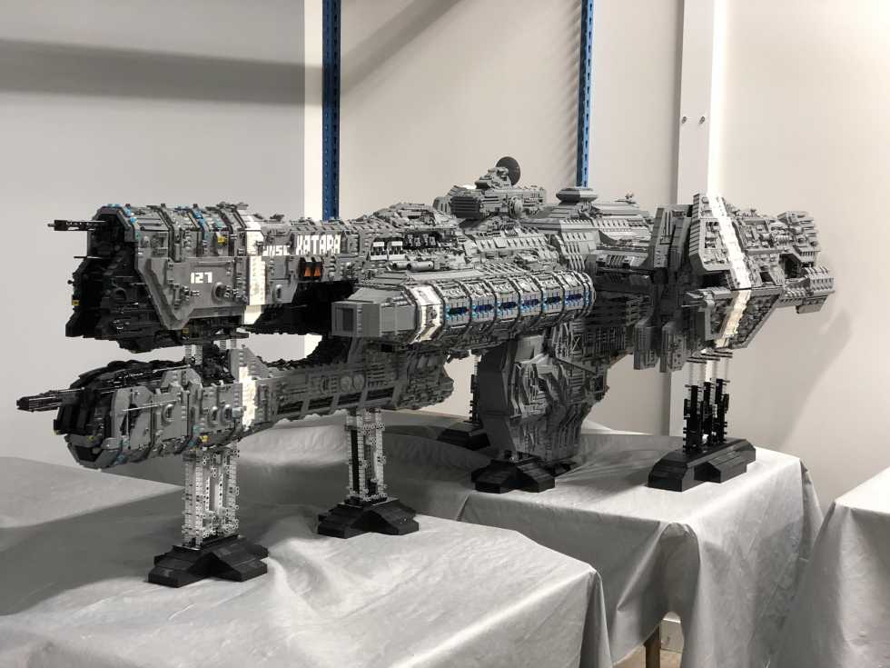 Фанат Halo построил фрегат из 25,000 блоков LEGO