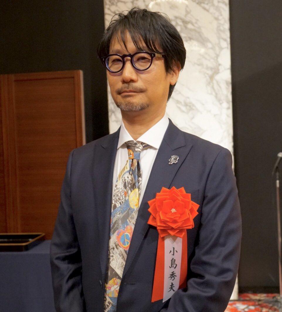 Hideo Kojima - Фото: Кодзима в костюме на вручении награды японской академии искусств - screenshot 4
