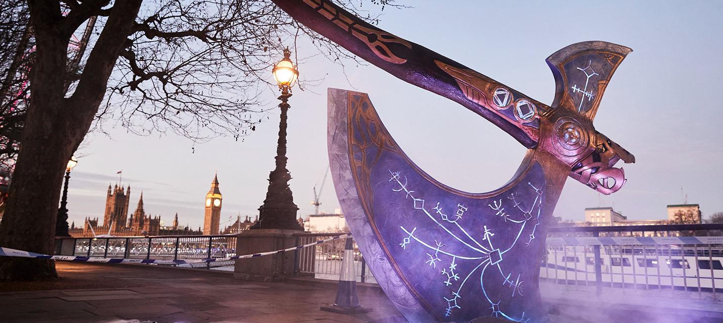 Изображение к В Лондоне установили гигантский топор Кратоса