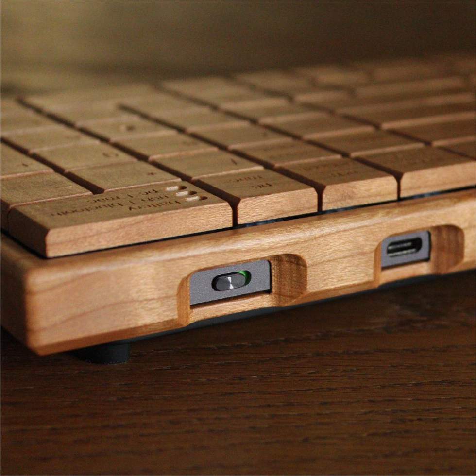 Взгляните на беспроводную клавиатуру из древесинны за $745