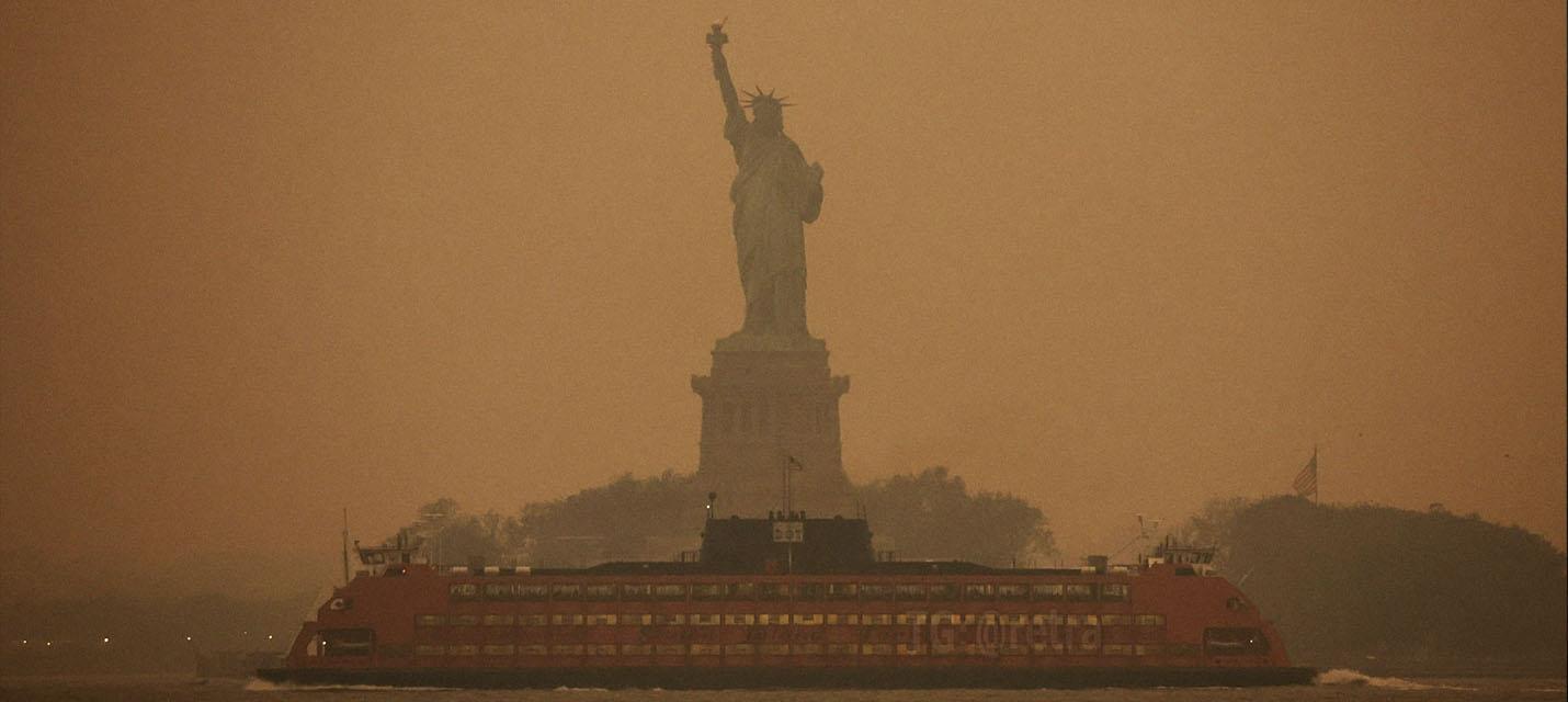 Изображение к Нью-Йорк заволокло смогом, билборд с Diablo IV получился угрожающим