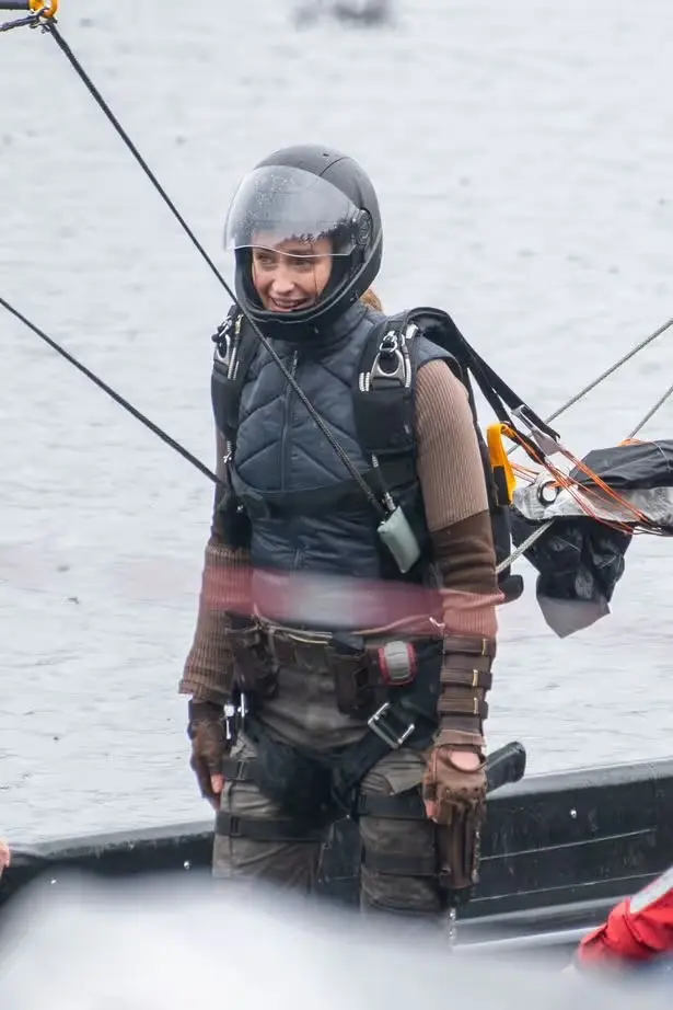 Появились новые фото со съёмок сериала по Tomb Raider — готовится сцена с парашютом