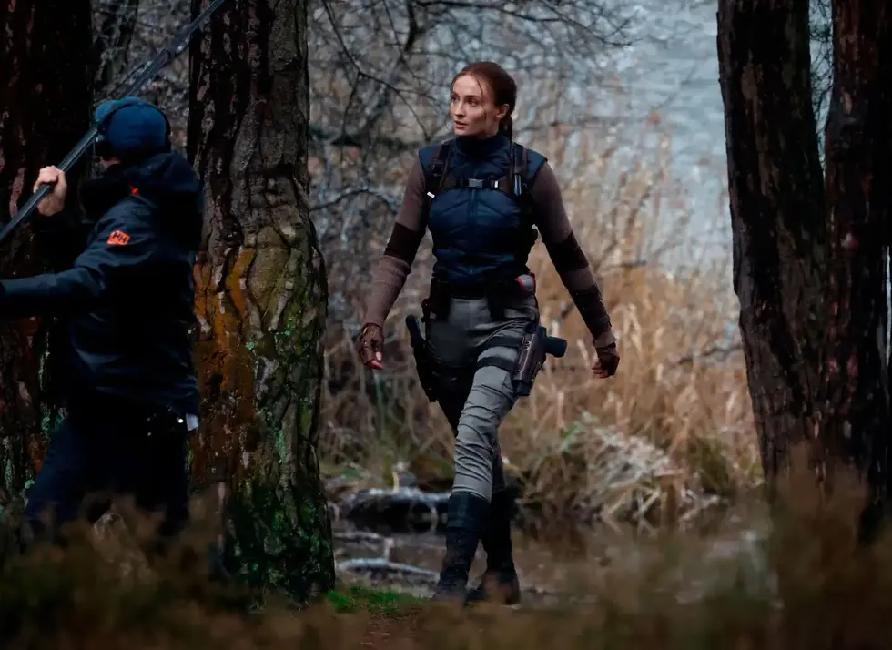 Появились новые фото со съёмок сериала по Tomb Raider — готовится сцена с парашютом