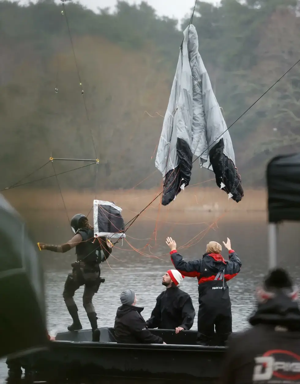 Появились новые фото со съёмок сериала по Tomb Raider — готовится сцена с парашютом