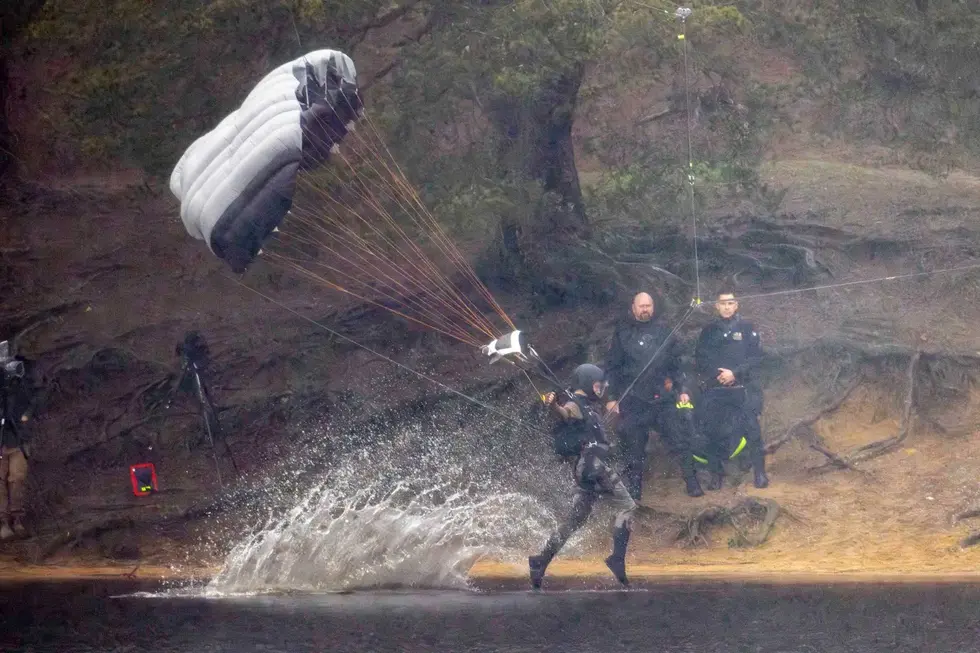 Появились новые фото со съёмок сериала по Tomb Raider — готовится сцена с парашютом