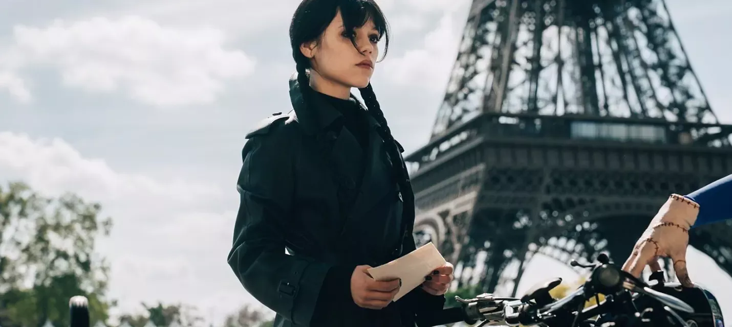 Первый кадр третьего сезона «Уэнсдэй» — действие перенесли в Париж