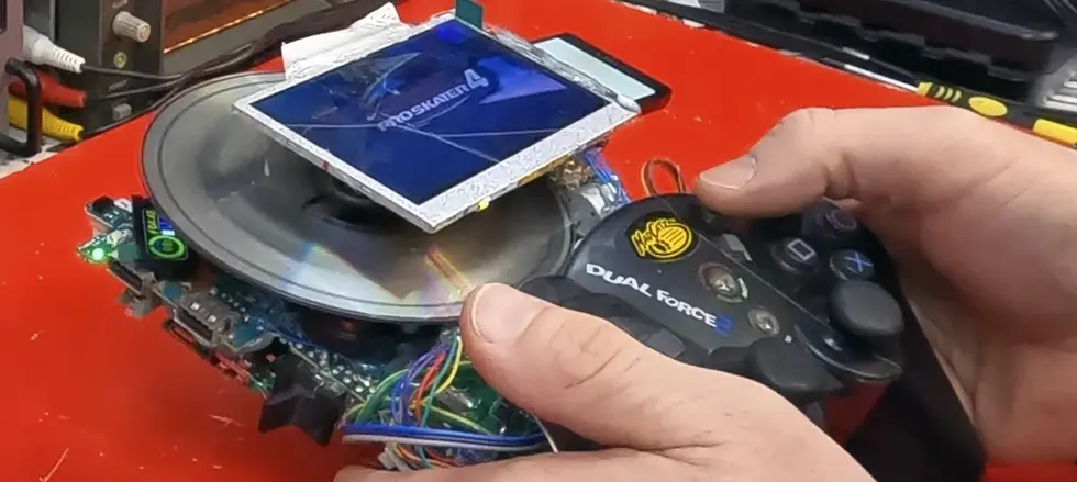 Моддер собрал портативную PS2 из Slim-консоли, скотча и портативного аккумулятора